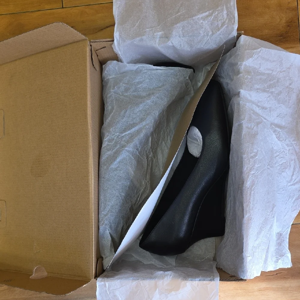 Clarks Size 9.5 Olivette Pearl Slip On Wedge Comfort Pump Leather Black NEW